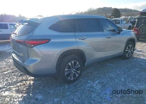 2022 Toyota Highlander Xle z USA, uszkodzony, nr VIN 5TDGZRBH4NS593118